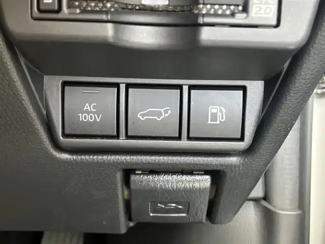 トヨタ プリウス Z 滋賀県 2023(令5)年 0.9万km プラチナホワイトパールマイカ 純正12.3型ナビ/（フルセグTV/BT/USB/Miracast/AppleCarplay）/トヨタセーフティセンス/・プリクラッシュセーフティ/・レーダークルーズコントロール（全車速追従）/・レーントレーシングアシスト（LTA）/・ロードサインアシスト/・アダプティブハイビームシステム/・オートマチックハイビーム/・パーキングサポートブレーキ（前後方・静止物）/・トヨタ チームメイト［アドバンストパーク］/・ブラインドスポットモニター（BSM）/・安心降車アシスト/・後方車両接近告知/・周辺車両接近時サポート/パノラミックビューモニター/ビルトインETC2.0/前後ドライブレコーダー/デジタルインナーミラー/クリアランスソナー/レザーシート/D席パワーシート/前席シートヒーター/シートベンチレーション/ステアリングヒーター/AC100V/LEDヘッドライト/純正フロアマット/モデリスタ17インチAW