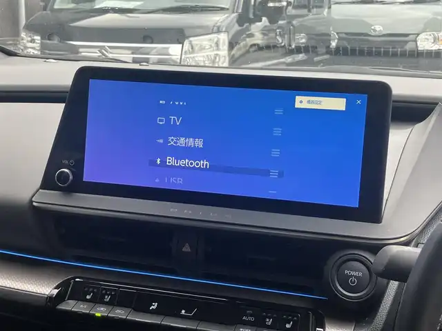 トヨタ プリウス Z 滋賀県 2023(令5)年 0.9万km プラチナホワイトパールマイカ 純正12.3型ナビ/（フルセグTV/BT/USB/Miracast/AppleCarplay）/トヨタセーフティセンス/・プリクラッシュセーフティ/・レーダークルーズコントロール（全車速追従）/・レーントレーシングアシスト（LTA）/・ロードサインアシスト/・アダプティブハイビームシステム/・オートマチックハイビーム/・パーキングサポートブレーキ（前後方・静止物）/・トヨタ チームメイト［アドバンストパーク］/・ブラインドスポットモニター（BSM）/・安心降車アシスト/・後方車両接近告知/・周辺車両接近時サポート/パノラミックビューモニター/ビルトインETC2.0/前後ドライブレコーダー/デジタルインナーミラー/クリアランスソナー/レザーシート/D席パワーシート/前席シートヒーター/シートベンチレーション/ステアリングヒーター/AC100V/LEDヘッドライト/純正フロアマット/モデリスタ17インチAW