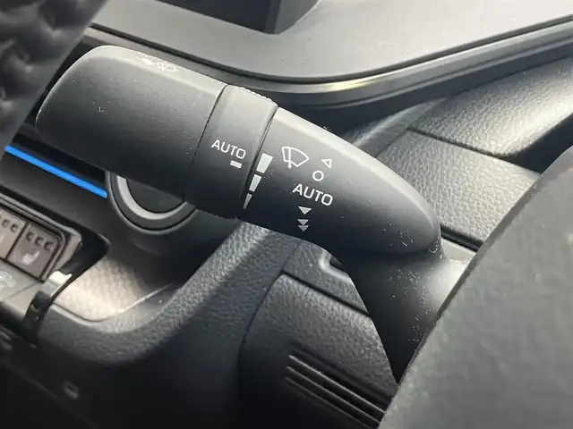 トヨタ プリウス Z 滋賀県 2023(令5)年 0.9万km プラチナホワイトパールマイカ 純正12.3型ナビ/（フルセグTV/BT/USB/Miracast/AppleCarplay）/トヨタセーフティセンス/・プリクラッシュセーフティ/・レーダークルーズコントロール（全車速追従）/・レーントレーシングアシスト（LTA）/・ロードサインアシスト/・アダプティブハイビームシステム/・オートマチックハイビーム/・パーキングサポートブレーキ（前後方・静止物）/・トヨタ チームメイト［アドバンストパーク］/・ブラインドスポットモニター（BSM）/・安心降車アシスト/・後方車両接近告知/・周辺車両接近時サポート/パノラミックビューモニター/ビルトインETC2.0/前後ドライブレコーダー/デジタルインナーミラー/クリアランスソナー/レザーシート/D席パワーシート/前席シートヒーター/シートベンチレーション/ステアリングヒーター/AC100V/LEDヘッドライト/純正フロアマット/モデリスタ17インチAW