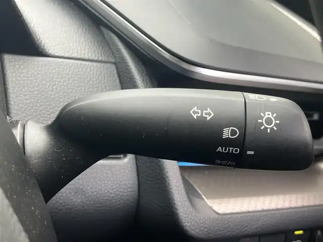 トヨタ プリウス Z 滋賀県 2023(令5)年 0.9万km プラチナホワイトパールマイカ 純正12.3型ナビ/（フルセグTV/BT/USB/Miracast/AppleCarplay）/トヨタセーフティセンス/・プリクラッシュセーフティ/・レーダークルーズコントロール（全車速追従）/・レーントレーシングアシスト（LTA）/・ロードサインアシスト/・アダプティブハイビームシステム/・オートマチックハイビーム/・パーキングサポートブレーキ（前後方・静止物）/・トヨタ チームメイト［アドバンストパーク］/・ブラインドスポットモニター（BSM）/・安心降車アシスト/・後方車両接近告知/・周辺車両接近時サポート/パノラミックビューモニター/ビルトインETC2.0/前後ドライブレコーダー/デジタルインナーミラー/クリアランスソナー/レザーシート/D席パワーシート/前席シートヒーター/シートベンチレーション/ステアリングヒーター/AC100V/LEDヘッドライト/純正フロアマット/モデリスタ17インチAW