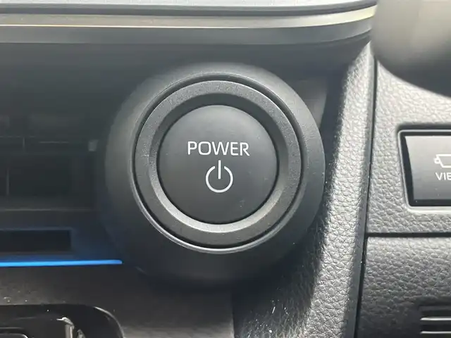 トヨタ プリウス Z 滋賀県 2023(令5)年 0.9万km プラチナホワイトパールマイカ 純正12.3型ナビ/（フルセグTV/BT/USB/Miracast/AppleCarplay）/トヨタセーフティセンス/・プリクラッシュセーフティ/・レーダークルーズコントロール（全車速追従）/・レーントレーシングアシスト（LTA）/・ロードサインアシスト/・アダプティブハイビームシステム/・オートマチックハイビーム/・パーキングサポートブレーキ（前後方・静止物）/・トヨタ チームメイト［アドバンストパーク］/・ブラインドスポットモニター（BSM）/・安心降車アシスト/・後方車両接近告知/・周辺車両接近時サポート/パノラミックビューモニター/ビルトインETC2.0/前後ドライブレコーダー/デジタルインナーミラー/クリアランスソナー/レザーシート/D席パワーシート/前席シートヒーター/シートベンチレーション/ステアリングヒーター/AC100V/LEDヘッドライト/純正フロアマット/モデリスタ17インチAW