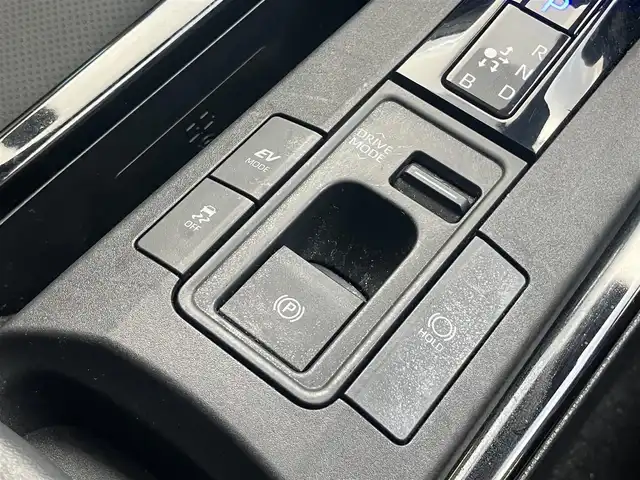 トヨタ プリウス Z 滋賀県 2023(令5)年 0.9万km プラチナホワイトパールマイカ 純正12.3型ナビ/（フルセグTV/BT/USB/Miracast/AppleCarplay）/トヨタセーフティセンス/・プリクラッシュセーフティ/・レーダークルーズコントロール（全車速追従）/・レーントレーシングアシスト（LTA）/・ロードサインアシスト/・アダプティブハイビームシステム/・オートマチックハイビーム/・パーキングサポートブレーキ（前後方・静止物）/・トヨタ チームメイト［アドバンストパーク］/・ブラインドスポットモニター（BSM）/・安心降車アシスト/・後方車両接近告知/・周辺車両接近時サポート/パノラミックビューモニター/ビルトインETC2.0/前後ドライブレコーダー/デジタルインナーミラー/クリアランスソナー/レザーシート/D席パワーシート/前席シートヒーター/シートベンチレーション/ステアリングヒーター/AC100V/LEDヘッドライト/純正フロアマット/モデリスタ17インチAW