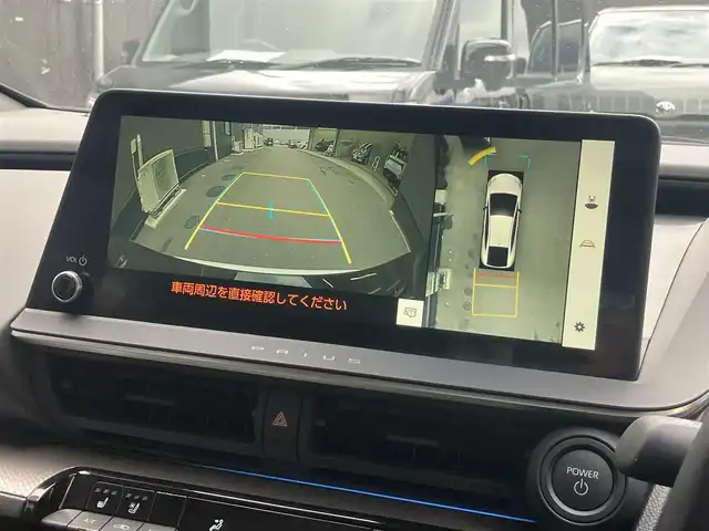 トヨタ プリウス Z 滋賀県 2023(令5)年 0.9万km プラチナホワイトパールマイカ 純正12.3型ナビ/（フルセグTV/BT/USB/Miracast/AppleCarplay）/トヨタセーフティセンス/・プリクラッシュセーフティ/・レーダークルーズコントロール（全車速追従）/・レーントレーシングアシスト（LTA）/・ロードサインアシスト/・アダプティブハイビームシステム/・オートマチックハイビーム/・パーキングサポートブレーキ（前後方・静止物）/・トヨタ チームメイト［アドバンストパーク］/・ブラインドスポットモニター（BSM）/・安心降車アシスト/・後方車両接近告知/・周辺車両接近時サポート/パノラミックビューモニター/ビルトインETC2.0/前後ドライブレコーダー/デジタルインナーミラー/クリアランスソナー/レザーシート/D席パワーシート/前席シートヒーター/シートベンチレーション/ステアリングヒーター/AC100V/LEDヘッドライト/純正フロアマット/モデリスタ17インチAW