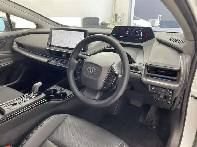 トヨタ プリウス Z 滋賀県 2023(令5)年 0.9万km プラチナホワイトパールマイカ 純正12.3型ナビ/（フルセグTV/BT/USB/Miracast/AppleCarplay）/トヨタセーフティセンス/・プリクラッシュセーフティ/・レーダークルーズコントロール（全車速追従）/・レーントレーシングアシスト（LTA）/・ロードサインアシスト/・アダプティブハイビームシステム/・オートマチックハイビーム/・パーキングサポートブレーキ（前後方・静止物）/・トヨタ チームメイト［アドバンストパーク］/・ブラインドスポットモニター（BSM）/・安心降車アシスト/・後方車両接近告知/・周辺車両接近時サポート/パノラミックビューモニター/ビルトインETC2.0/前後ドライブレコーダー/デジタルインナーミラー/クリアランスソナー/レザーシート/D席パワーシート/前席シートヒーター/シートベンチレーション/ステアリングヒーター/AC100V/LEDヘッドライト/純正フロアマット/モデリスタ17インチAW