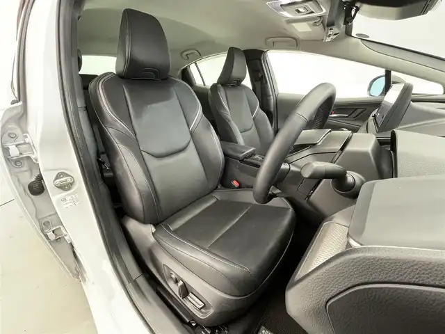 トヨタ プリウス Z 滋賀県 2023(令5)年 0.9万km プラチナホワイトパールマイカ 純正12.3型ナビ/（フルセグTV/BT/USB/Miracast/AppleCarplay）/トヨタセーフティセンス/・プリクラッシュセーフティ/・レーダークルーズコントロール（全車速追従）/・レーントレーシングアシスト（LTA）/・ロードサインアシスト/・アダプティブハイビームシステム/・オートマチックハイビーム/・パーキングサポートブレーキ（前後方・静止物）/・トヨタ チームメイト［アドバンストパーク］/・ブラインドスポットモニター（BSM）/・安心降車アシスト/・後方車両接近告知/・周辺車両接近時サポート/パノラミックビューモニター/ビルトインETC2.0/前後ドライブレコーダー/デジタルインナーミラー/クリアランスソナー/レザーシート/D席パワーシート/前席シートヒーター/シートベンチレーション/ステアリングヒーター/AC100V/LEDヘッドライト/純正フロアマット/モデリスタ17インチAW