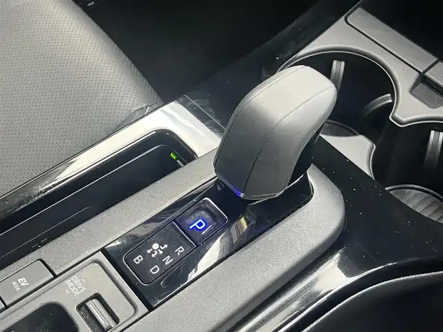 トヨタ プリウス Z 滋賀県 2023(令5)年 0.9万km プラチナホワイトパールマイカ 純正12.3型ナビ/（フルセグTV/BT/USB/Miracast/AppleCarplay）/トヨタセーフティセンス/・プリクラッシュセーフティ/・レーダークルーズコントロール（全車速追従）/・レーントレーシングアシスト（LTA）/・ロードサインアシスト/・アダプティブハイビームシステム/・オートマチックハイビーム/・パーキングサポートブレーキ（前後方・静止物）/・トヨタ チームメイト［アドバンストパーク］/・ブラインドスポットモニター（BSM）/・安心降車アシスト/・後方車両接近告知/・周辺車両接近時サポート/パノラミックビューモニター/ビルトインETC2.0/前後ドライブレコーダー/デジタルインナーミラー/クリアランスソナー/レザーシート/D席パワーシート/前席シートヒーター/シートベンチレーション/ステアリングヒーター/AC100V/LEDヘッドライト/純正フロアマット/モデリスタ17インチAW