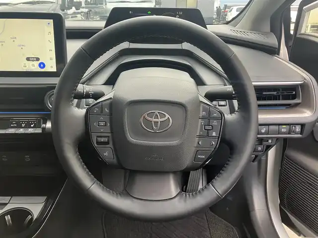 トヨタ プリウス Z 滋賀県 2023(令5)年 0.9万km プラチナホワイトパールマイカ 純正12.3型ナビ/（フルセグTV/BT/USB/Miracast/AppleCarplay）/トヨタセーフティセンス/・プリクラッシュセーフティ/・レーダークルーズコントロール（全車速追従）/・レーントレーシングアシスト（LTA）/・ロードサインアシスト/・アダプティブハイビームシステム/・オートマチックハイビーム/・パーキングサポートブレーキ（前後方・静止物）/・トヨタ チームメイト［アドバンストパーク］/・ブラインドスポットモニター（BSM）/・安心降車アシスト/・後方車両接近告知/・周辺車両接近時サポート/パノラミックビューモニター/ビルトインETC2.0/前後ドライブレコーダー/デジタルインナーミラー/クリアランスソナー/レザーシート/D席パワーシート/前席シートヒーター/シートベンチレーション/ステアリングヒーター/AC100V/LEDヘッドライト/純正フロアマット/モデリスタ17インチAW