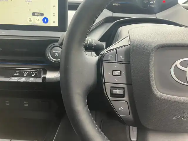 トヨタ プリウス Z 滋賀県 2023(令5)年 0.9万km プラチナホワイトパールマイカ 純正12.3型ナビ/（フルセグTV/BT/USB/Miracast/AppleCarplay）/トヨタセーフティセンス/・プリクラッシュセーフティ/・レーダークルーズコントロール（全車速追従）/・レーントレーシングアシスト（LTA）/・ロードサインアシスト/・アダプティブハイビームシステム/・オートマチックハイビーム/・パーキングサポートブレーキ（前後方・静止物）/・トヨタ チームメイト［アドバンストパーク］/・ブラインドスポットモニター（BSM）/・安心降車アシスト/・後方車両接近告知/・周辺車両接近時サポート/パノラミックビューモニター/ビルトインETC2.0/前後ドライブレコーダー/デジタルインナーミラー/クリアランスソナー/レザーシート/D席パワーシート/前席シートヒーター/シートベンチレーション/ステアリングヒーター/AC100V/LEDヘッドライト/純正フロアマット/モデリスタ17インチAW