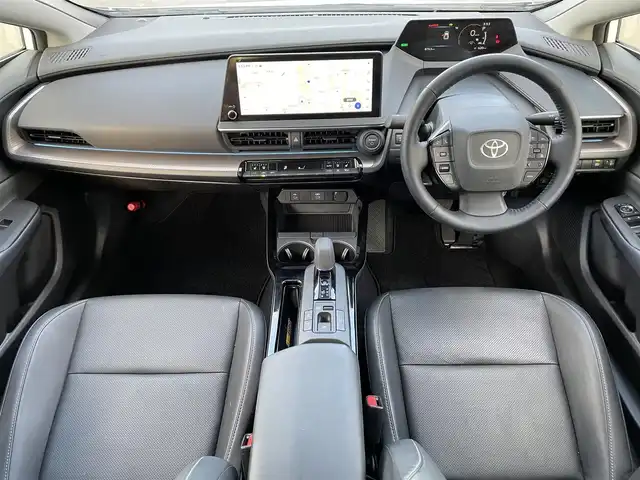 トヨタ プリウス Z 滋賀県 2023(令5)年 0.9万km プラチナホワイトパールマイカ 純正12.3型ナビ/（フルセグTV/BT/USB/Miracast/AppleCarplay）/トヨタセーフティセンス/・プリクラッシュセーフティ/・レーダークルーズコントロール（全車速追従）/・レーントレーシングアシスト（LTA）/・ロードサインアシスト/・アダプティブハイビームシステム/・オートマチックハイビーム/・パーキングサポートブレーキ（前後方・静止物）/・トヨタ チームメイト［アドバンストパーク］/・ブラインドスポットモニター（BSM）/・安心降車アシスト/・後方車両接近告知/・周辺車両接近時サポート/パノラミックビューモニター/ビルトインETC2.0/前後ドライブレコーダー/デジタルインナーミラー/クリアランスソナー/レザーシート/D席パワーシート/前席シートヒーター/シートベンチレーション/ステアリングヒーター/AC100V/LEDヘッドライト/純正フロアマット/モデリスタ17インチAW