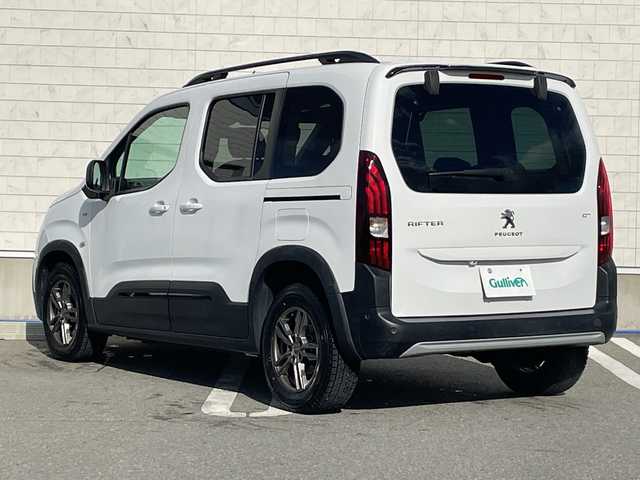 プジョー リフター GT 山形県 2021(令3)年 4.6万km ビアンカホワイト 禁煙車/ワンオーナー/純正オーディオナビ/・(Apple CarPlay/Android Auto/BT/USB)/PEUGEOTミラースクリーン/アクティブセーフティブレーキ/アクティブクルーズコントロール/レーンキープアシスト/アドバンスドグリップコントロール/ブラインドスポットモニターシステム/トラフィックサインインフォメーション/後方支援機能/ドライブモード(ノーマル/エコ)/ヒルディセントコントロール/ヒルスタートアシスタンス/ドライバーアテンションアラート/マルチパノラミックルーフ/オートヘッドライト/雨滴感知式オートーワイパー/インテリジェントハイビーム/ワイドバックアイカメラ/デットアングルカメラ(左前方)/自動防眩式ルームミラー(サイドカメラモニター付)/左右独立調整式オートエアコン/充電用USBソケット(2個：タッチスクリーン/センターコンソール)/革巻小径スポーツステアリングホイール/ETC/スペアキー/パドルシフト/純正AW17インチサマータイヤ積込