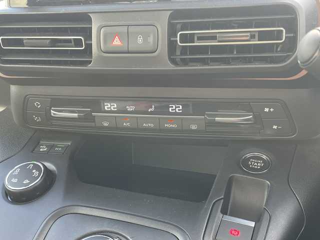 プジョー リフター GT 山形県 2021(令3)年 4.6万km ビアンカホワイト 禁煙車/ワンオーナー/純正オーディオナビ/・(Apple CarPlay/Android Auto/BT/USB)/PEUGEOTミラースクリーン/アクティブセーフティブレーキ/アクティブクルーズコントロール/レーンキープアシスト/アドバンスドグリップコントロール/ブラインドスポットモニターシステム/トラフィックサインインフォメーション/後方支援機能/ドライブモード(ノーマル/エコ)/ヒルディセントコントロール/ヒルスタートアシスタンス/ドライバーアテンションアラート/マルチパノラミックルーフ/オートヘッドライト/雨滴感知式オートーワイパー/インテリジェントハイビーム/ワイドバックアイカメラ/デットアングルカメラ(左前方)/自動防眩式ルームミラー(サイドカメラモニター付)/左右独立調整式オートエアコン/充電用USBソケット(2個：タッチスクリーン/センターコンソール)/革巻小径スポーツステアリングホイール/ETC/スペアキー/パドルシフト/純正AW17インチサマータイヤ積込