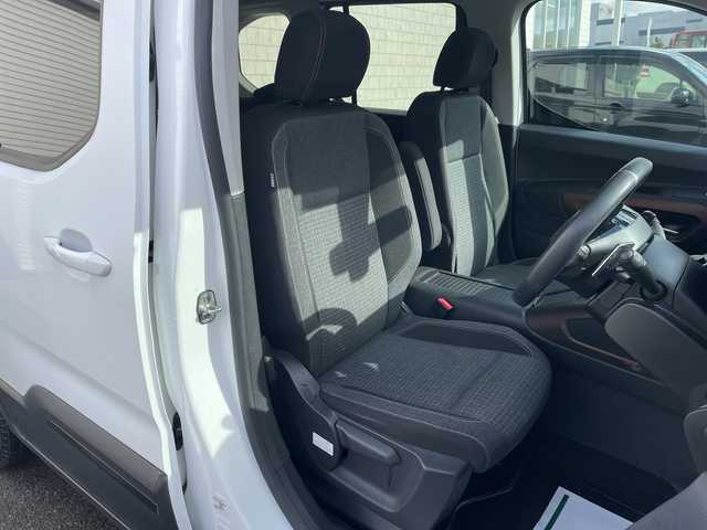 プジョー リフター GT 山形県 2021(令3)年 4.6万km ビアンカホワイト 禁煙車/ワンオーナー/純正オーディオナビ/・(Apple CarPlay/Android Auto/BT/USB)/PEUGEOTミラースクリーン/アクティブセーフティブレーキ/アクティブクルーズコントロール/レーンキープアシスト/アドバンスドグリップコントロール/ブラインドスポットモニターシステム/トラフィックサインインフォメーション/後方支援機能/ドライブモード(ノーマル/エコ)/ヒルディセントコントロール/ヒルスタートアシスタンス/ドライバーアテンションアラート/マルチパノラミックルーフ/オートヘッドライト/雨滴感知式オートーワイパー/インテリジェントハイビーム/ワイドバックアイカメラ/デットアングルカメラ(左前方)/自動防眩式ルームミラー(サイドカメラモニター付)/左右独立調整式オートエアコン/充電用USBソケット(2個：タッチスクリーン/センターコンソール)/革巻小径スポーツステアリングホイール/ETC/スペアキー/パドルシフト/純正AW17インチサマータイヤ積込