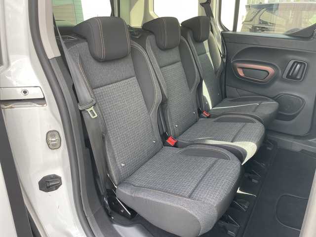 プジョー リフター GT 山形県 2021(令3)年 4.6万km ビアンカホワイト 禁煙車/ワンオーナー/純正オーディオナビ/・(Apple CarPlay/Android Auto/BT/USB)/PEUGEOTミラースクリーン/アクティブセーフティブレーキ/アクティブクルーズコントロール/レーンキープアシスト/アドバンスドグリップコントロール/ブラインドスポットモニターシステム/トラフィックサインインフォメーション/後方支援機能/ドライブモード(ノーマル/エコ)/ヒルディセントコントロール/ヒルスタートアシスタンス/ドライバーアテンションアラート/マルチパノラミックルーフ/オートヘッドライト/雨滴感知式オートーワイパー/インテリジェントハイビーム/ワイドバックアイカメラ/デットアングルカメラ(左前方)/自動防眩式ルームミラー(サイドカメラモニター付)/左右独立調整式オートエアコン/充電用USBソケット(2個：タッチスクリーン/センターコンソール)/革巻小径スポーツステアリングホイール/ETC/スペアキー/パドルシフト/純正AW17インチサマータイヤ積込