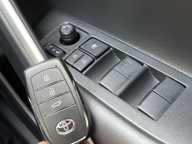 トヨタ カローラ クロス ハイブリッド Z 青森県 2025(令7)年 0.4万km プラチナホワイトパールマイカ 4WD/OP寒冷地仕様/OP純正10.5インチDオーディオプラスナビ・フルセグTV/Bluetooth・USB・Miracast/OPパノラミックビューモニター/OPパノラマルーフ/OPトヨタチームメイト/アドバンストパーク/パーキングサポートブレーキ/安心降車アシスト/ブラインドスポットモニター/セーフティセンス/プリクラッシュセーフティ/レーダークルーズコントロール/レーントレーシングアシスト/オートマチックハイビーム/ハーフレザーシート/運転席パワーシート/前席シートヒーター/ステアリングヒーター/パワーバックドア/純正前後ドライブレコーダー/純正ビルトインETC2.0/OP AC100V1500W/ワイパーデアイサー/LEDヘッドライト/LEDフォグランプ/LEDリアフォグランプ/純正18インチアルミ/ルーフレール