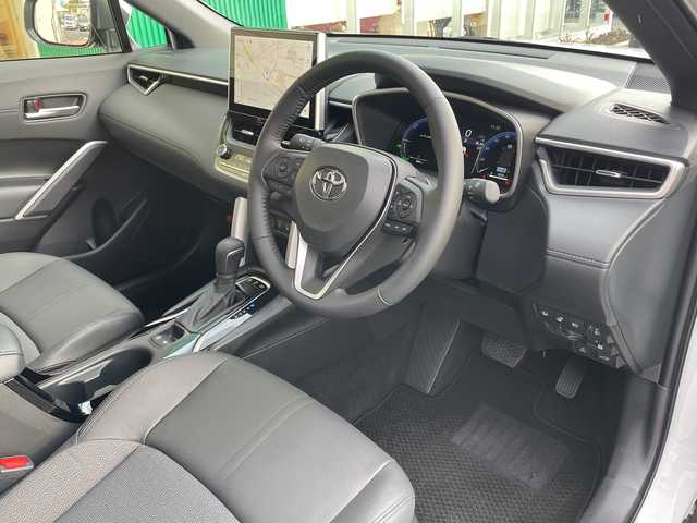 トヨタ カローラ クロス ハイブリッド Z 青森県 2025(令7)年 0.4万km プラチナホワイトパールマイカ 4WD/OP寒冷地仕様/OP純正10.5インチDオーディオプラスナビ・フルセグTV/Bluetooth・USB・Miracast/OPパノラミックビューモニター/OPパノラマルーフ/OPトヨタチームメイト/アドバンストパーク/パーキングサポートブレーキ/安心降車アシスト/ブラインドスポットモニター/セーフティセンス/プリクラッシュセーフティ/レーダークルーズコントロール/レーントレーシングアシスト/オートマチックハイビーム/ハーフレザーシート/運転席パワーシート/前席シートヒーター/ステアリングヒーター/パワーバックドア/純正前後ドライブレコーダー/純正ビルトインETC2.0/OP AC100V1500W/ワイパーデアイサー/LEDヘッドライト/LEDフォグランプ/LEDリアフォグランプ/純正18インチアルミ/ルーフレール