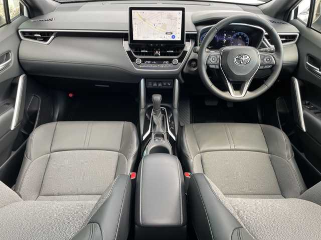 トヨタ カローラ クロス ハイブリッド Z 青森県 2025(令7)年 0.4万km プラチナホワイトパールマイカ 4WD/OP寒冷地仕様/OP純正10.5インチDオーディオプラスナビ・フルセグTV/Bluetooth・USB・Miracast/OPパノラミックビューモニター/OPパノラマルーフ/OPトヨタチームメイト/アドバンストパーク/パーキングサポートブレーキ/安心降車アシスト/ブラインドスポットモニター/セーフティセンス/プリクラッシュセーフティ/レーダークルーズコントロール/レーントレーシングアシスト/オートマチックハイビーム/ハーフレザーシート/運転席パワーシート/前席シートヒーター/ステアリングヒーター/パワーバックドア/純正前後ドライブレコーダー/純正ビルトインETC2.0/OP AC100V1500W/ワイパーデアイサー/LEDヘッドライト/LEDフォグランプ/LEDリアフォグランプ/純正18インチアルミ/ルーフレール