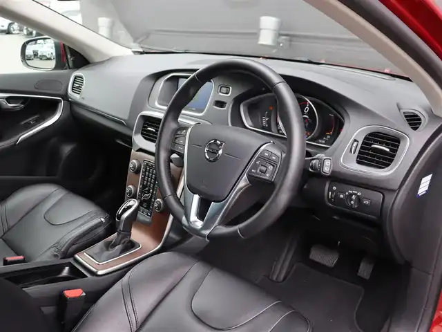 ボルボ Ｖ４０ D4 インスクリプション 長野県 2017(平29)年 3.6万km ワイン 黒革シート　/純正ナビ　/フルセグＴＶ　/バックカメラ　/ＡＣＣ　/衝突軽減ブレーキ　/ＬＫＡ　/ＢＳＭ　/パークセンサー　/ｈａｒｍａｎ／ｋａｒｄｏｎサウンド　/パワーシート／ヒーター　/純正１７ＡＷ　/ＬＥＤライト/スマートキー