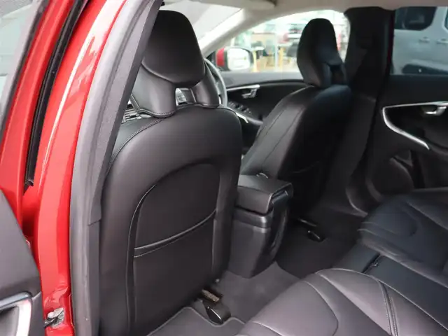ボルボ Ｖ４０ D4 インスクリプション 長野県 2017(平29)年 3.6万km ワイン 黒革シート　/純正ナビ　/フルセグＴＶ　/バックカメラ　/ＡＣＣ　/衝突軽減ブレーキ　/ＬＫＡ　/ＢＳＭ　/パークセンサー　/ｈａｒｍａｎ／ｋａｒｄｏｎサウンド　/パワーシート／ヒーター　/純正１７ＡＷ　/ＬＥＤライト/スマートキー