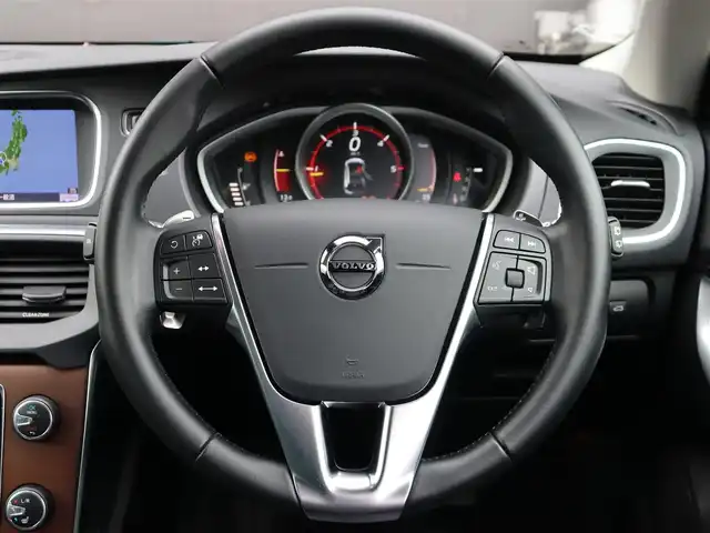 ボルボ Ｖ４０ D4 インスクリプション 長野県 2017(平29)年 3.6万km ワイン 黒革シート　/純正ナビ　/フルセグＴＶ　/バックカメラ　/ＡＣＣ　/衝突軽減ブレーキ　/ＬＫＡ　/ＢＳＭ　/パークセンサー　/ｈａｒｍａｎ／ｋａｒｄｏｎサウンド　/パワーシート／ヒーター　/純正１７ＡＷ　/ＬＥＤライト/スマートキー