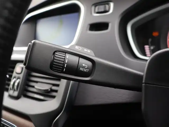 ボルボ Ｖ４０ D4 インスクリプション 長野県 2017(平29)年 3.6万km ワイン 黒革シート　/純正ナビ　/フルセグＴＶ　/バックカメラ　/ＡＣＣ　/衝突軽減ブレーキ　/ＬＫＡ　/ＢＳＭ　/パークセンサー　/ｈａｒｍａｎ／ｋａｒｄｏｎサウンド　/パワーシート／ヒーター　/純正１７ＡＷ　/ＬＥＤライト/スマートキー