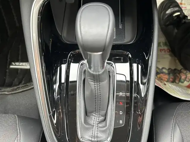 ホンダ ヴェゼル ハイブリッド e:HEV Z 長崎県 2023(令5)年 1.3万km メテオロイドグレーメタリック ワンオーナー/プッシュスタート/保証書/取扱説明書/スマートキー/渋滞追従機能付きアダプティブクルーズコントロール/Hondaコネクトディスプレイ(BT/AM/FM/フルセグ/ナビ)/USB入力端子/ETC2.0/ワイヤレス充電/バックカメラ/純正フロアマット/純正18インチアルミホイール/運転席・助手席シートヒーター/ABS/VSA(ビークルスタビリティアシスト)/LKAS(車線維持支援システム)/イモビライザーシステム/衝突軽減ブレーキ/前後ソナーセンサー/ヒルディセントコントロール/ドライブモードセレクト/パワーテールゲート/パドルシフト/オートライト/オートハイビーム