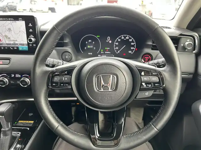 ホンダ ヴェゼル ハイブリッド e:HEV Z 長崎県 2023(令5)年 1.3万km メテオロイドグレーメタリック ワンオーナー/プッシュスタート/保証書/取扱説明書/スマートキー/渋滞追従機能付きアダプティブクルーズコントロール/Hondaコネクトディスプレイ(BT/AM/FM/フルセグ/ナビ)/USB入力端子/ETC2.0/ワイヤレス充電/バックカメラ/純正フロアマット/純正18インチアルミホイール/運転席・助手席シートヒーター/ABS/VSA(ビークルスタビリティアシスト)/LKAS(車線維持支援システム)/イモビライザーシステム/衝突軽減ブレーキ/前後ソナーセンサー/ヒルディセントコントロール/ドライブモードセレクト/パワーテールゲート/パドルシフト/オートライト/オートハイビーム