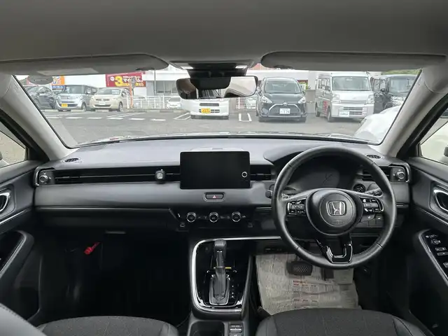 ホンダ ヴェゼル ハイブリッド e:HEV Z 長崎県 2023(令5)年 1.3万km メテオロイドグレーメタリック ワンオーナー/プッシュスタート/保証書/取扱説明書/スマートキー/渋滞追従機能付きアダプティブクルーズコントロール/Hondaコネクトディスプレイ(BT/AM/FM/フルセグ/ナビ)/USB入力端子/ETC2.0/ワイヤレス充電/バックカメラ/純正フロアマット/純正18インチアルミホイール/運転席・助手席シートヒーター/ABS/VSA(ビークルスタビリティアシスト)/LKAS(車線維持支援システム)/イモビライザーシステム/衝突軽減ブレーキ/前後ソナーセンサー/ヒルディセントコントロール/ドライブモードセレクト/パワーテールゲート/パドルシフト/オートライト/オートハイビーム
