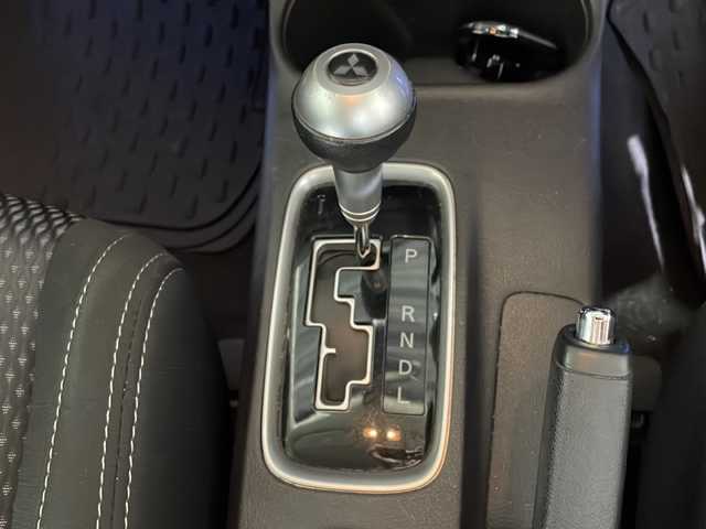 三菱 アウトランダー 20G セーフティパッケージ 沖縄県 2016(平28)年 9.3万km アメジストブラック 禁煙車/社外７インチナビ/（ＢＴ，ＣＤ／ＤＶＤ，ＡＭ／ＦＭ）　/７人乗り　/クルーズコントロール　/ルーフレール　/ＥＴＣ　/パドルシフト　/フロアマット　/純正１８インチアルミホイール　/ＬＤＷ(車線逸脱警報システム)　/ＦＣＭ(衝突被害軽減ブレーキ)　/スペアキー