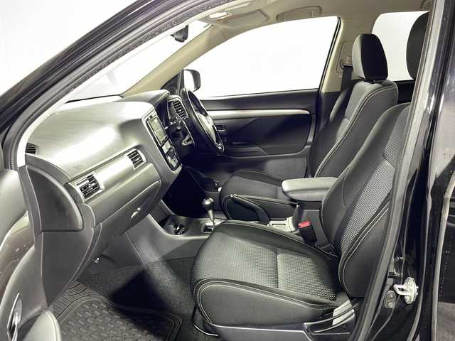 三菱 アウトランダー 20G セーフティパッケージ 沖縄県 2016(平28)年 9.3万km アメジストブラック 禁煙車/社外７インチナビ/（ＢＴ，ＣＤ／ＤＶＤ，ＡＭ／ＦＭ）　/７人乗り　/クルーズコントロール　/ルーフレール　/ＥＴＣ　/パドルシフト　/フロアマット　/純正１８インチアルミホイール　/ＬＤＷ(車線逸脱警報システム)　/ＦＣＭ(衝突被害軽減ブレーキ)　/スペアキー