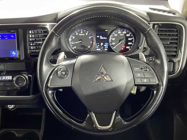 三菱 アウトランダー 20G セーフティパッケージ 沖縄県 2016(平28)年 9.3万km アメジストブラック 禁煙車/社外７インチナビ/（ＢＴ，ＣＤ／ＤＶＤ，ＡＭ／ＦＭ）　/７人乗り　/クルーズコントロール　/ルーフレール　/ＥＴＣ　/パドルシフト　/フロアマット　/純正１８インチアルミホイール　/ＬＤＷ(車線逸脱警報システム)　/ＦＣＭ(衝突被害軽減ブレーキ)　/スペアキー