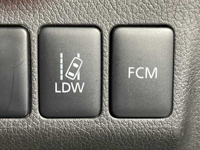 三菱 アウトランダー 20G セーフティパッケージ 沖縄県 2016(平28)年 9.3万km アメジストブラック 禁煙車/社外７インチナビ/（ＢＴ，ＣＤ／ＤＶＤ，ＡＭ／ＦＭ）　/７人乗り　/クルーズコントロール　/ルーフレール　/ＥＴＣ　/パドルシフト　/フロアマット　/純正１８インチアルミホイール　/ＬＤＷ(車線逸脱警報システム)　/ＦＣＭ(衝突被害軽減ブレーキ)　/スペアキー