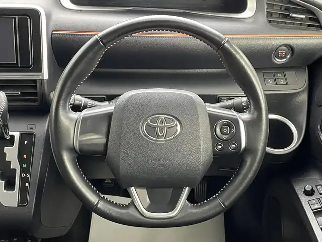 トヨタ シエンタ G クエロ 埼玉県 2018(平30)年 7.1万km ホワイトパールクリスタルシャイン 禁煙　純正ナビ　Ｂカメラ　温シート　両側電動　オートハイビーム　コーナーセンサー　レーンキープアシスト 衝突軽減システム　ハーフレザーシート　Ｂｌｕｅｔｏｏｔｈ　ＥＴＣ２．０ 純正フロアマット