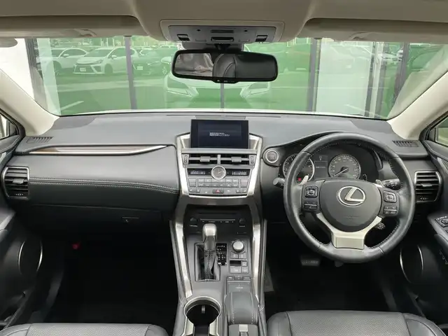 レクサス ＮＸ 200t バージョンL 香川県 2015(平27)年 3万km ソニッククォーツ 純正ナビ/→AM/FM/CD/DVD/Bluetooth/フルセグTV/サンルーフ/シートヒーター/エアシート/レーダークルーズコントロール/レーンキープアシスト/衝突軽減ブレーキ/ハンドルヒーター/バックカメラ/コーナーセンサー/パワーバックドア/パワーシート/メモリーシート/三眼LEDヘッドライト/レザーシート/ステアリングスイッチ/スマートキー/スペアキー×1/プッシュスタート/純正フロアマット/パドルシフト