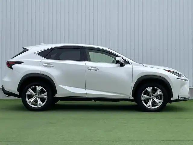 レクサス ＮＸ 200t バージョンL 香川県 2015(平27)年 3万km ソニッククォーツ 純正ナビ/→AM/FM/CD/DVD/Bluetooth/フルセグTV/サンルーフ/シートヒーター/エアシート/レーダークルーズコントロール/レーンキープアシスト/衝突軽減ブレーキ/ハンドルヒーター/バックカメラ/コーナーセンサー/パワーバックドア/パワーシート/メモリーシート/三眼LEDヘッドライト/レザーシート/ステアリングスイッチ/スマートキー/スペアキー×1/プッシュスタート/純正フロアマット/パドルシフト