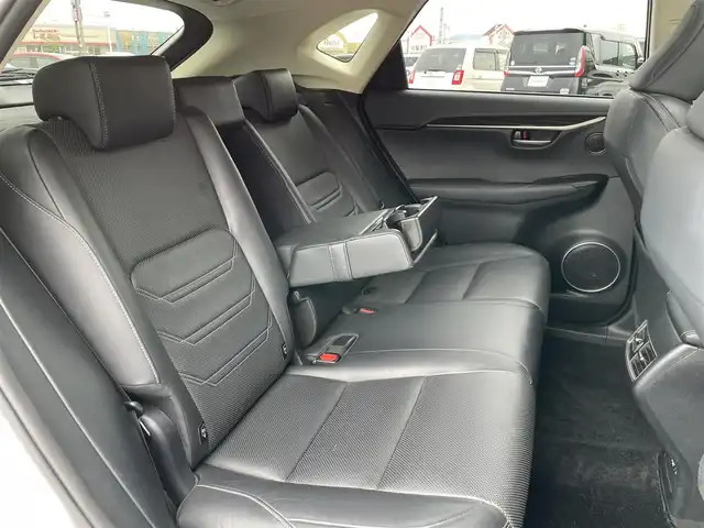 レクサス ＮＸ 200t バージョンL 香川県 2015(平27)年 3万km ソニッククォーツ 純正ナビ/→AM/FM/CD/DVD/Bluetooth/フルセグTV/サンルーフ/シートヒーター/エアシート/レーダークルーズコントロール/レーンキープアシスト/衝突軽減ブレーキ/ハンドルヒーター/バックカメラ/コーナーセンサー/パワーバックドア/パワーシート/メモリーシート/三眼LEDヘッドライト/レザーシート/ステアリングスイッチ/スマートキー/スペアキー×1/プッシュスタート/純正フロアマット/パドルシフト