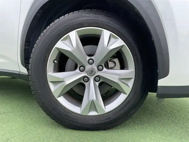 レクサス ＮＸ 200t バージョンL 香川県 2015(平27)年 3万km ソニッククォーツ 純正ナビ/→AM/FM/CD/DVD/Bluetooth/フルセグTV/サンルーフ/シートヒーター/エアシート/レーダークルーズコントロール/レーンキープアシスト/衝突軽減ブレーキ/ハンドルヒーター/バックカメラ/コーナーセンサー/パワーバックドア/パワーシート/メモリーシート/三眼LEDヘッドライト/レザーシート/ステアリングスイッチ/スマートキー/スペアキー×1/プッシュスタート/純正フロアマット/パドルシフト