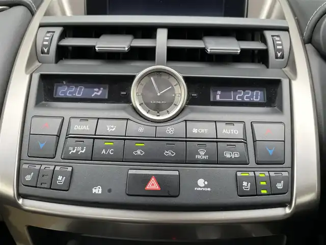 レクサス ＮＸ 200t バージョンL 香川県 2015(平27)年 3万km ソニッククォーツ 純正ナビ/→AM/FM/CD/DVD/Bluetooth/フルセグTV/サンルーフ/シートヒーター/エアシート/レーダークルーズコントロール/レーンキープアシスト/衝突軽減ブレーキ/ハンドルヒーター/バックカメラ/コーナーセンサー/パワーバックドア/パワーシート/メモリーシート/三眼LEDヘッドライト/レザーシート/ステアリングスイッチ/スマートキー/スペアキー×1/プッシュスタート/純正フロアマット/パドルシフト