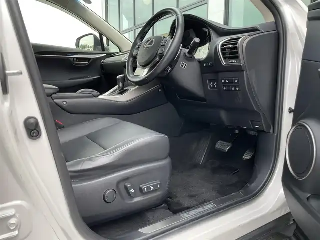 レクサス ＮＸ 200t バージョンL 香川県 2015(平27)年 3万km ソニッククォーツ 純正ナビ/→AM/FM/CD/DVD/Bluetooth/フルセグTV/サンルーフ/シートヒーター/エアシート/レーダークルーズコントロール/レーンキープアシスト/衝突軽減ブレーキ/ハンドルヒーター/バックカメラ/コーナーセンサー/パワーバックドア/パワーシート/メモリーシート/三眼LEDヘッドライト/レザーシート/ステアリングスイッチ/スマートキー/スペアキー×1/プッシュスタート/純正フロアマット/パドルシフト