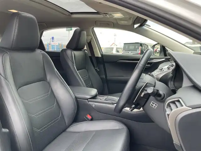 レクサス ＮＸ 200t バージョンL 香川県 2015(平27)年 3万km ソニッククォーツ 純正ナビ/→AM/FM/CD/DVD/Bluetooth/フルセグTV/サンルーフ/シートヒーター/エアシート/レーダークルーズコントロール/レーンキープアシスト/衝突軽減ブレーキ/ハンドルヒーター/バックカメラ/コーナーセンサー/パワーバックドア/パワーシート/メモリーシート/三眼LEDヘッドライト/レザーシート/ステアリングスイッチ/スマートキー/スペアキー×1/プッシュスタート/純正フロアマット/パドルシフト