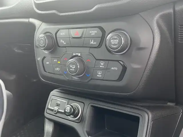 クライスラー・ジープ ジープ レネゲード リミテッド 静岡県 2020(令2)年 4.2万km 黒 UconnectナビフルセグTV Bluetooth CarPlay対応/バックカメラ/ブラックレザーシート シートヒーター /ステアリングヒーター/衝突軽減ブレーキACC/レーンセンスBSM/TOYOホワイトレターATタイヤ215/60/17/ルーフラック キャリア/LEDヘッドライト/フォグランプ/レインセンサー /スマートキー/DSRCETC