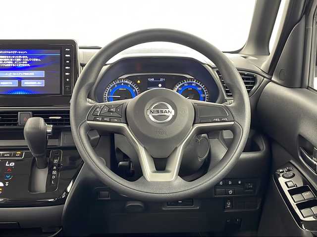 日産 ルークス ハイウェイスター X 栃木県 2023(令5)年 0.2万km ホワイトパール 衝突被害軽減ブレーキシステム/踏み間違い衝突防止アシスト/オートマチックハイビーム/標識認識システム/先行車発進通知/車線逸脱警報システム/車線逸脱防止支援機能/ふらつき警報/純正9インチナビ/(BT/AM/FM/HDMI/TV)/アラウンドビューモニター/両側パワースライドドア/純正サイドバイザー/純正フロアマット/LEDヘッドライト/フォグライト/ステアリングスイッチ/アイドリングストップ/プッシュスタート/オートエアコン