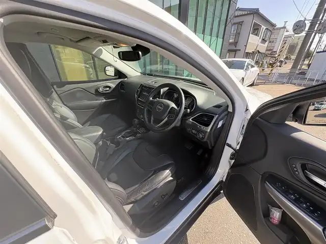 クライスラー・ジープ ジープ チェロキー リミテッド 石川県 2020(令2)年 6万km 白 4WD/純正メモリナビ/　Bluetooth・AM/FM・USB・AUX/フルセグTV/ETC2.0/バックカメラ/前後ドライブレコーダー/アダプティブクルーズコントロール/ルーフレール/パワーシート（D+N席）/シートメモリー/シートヒーター（D＋N席）/エアシート（D＋N席）/パワーバックドア/パドルシフト/ブラインドスポットモニター/アンチロック・ブレーキ・システム/衝突被害軽減システム/横滑り防止装置/前後コーナーセンサー/レーンキープアシスト/盗難防止装置/パーキングアシスト/アイドリングストップ/エアバッグ（W+サイド）/カーテンエアバッグ/LEDヘッドライト/純正アルミホイール/スマートキー/スペアキー×1