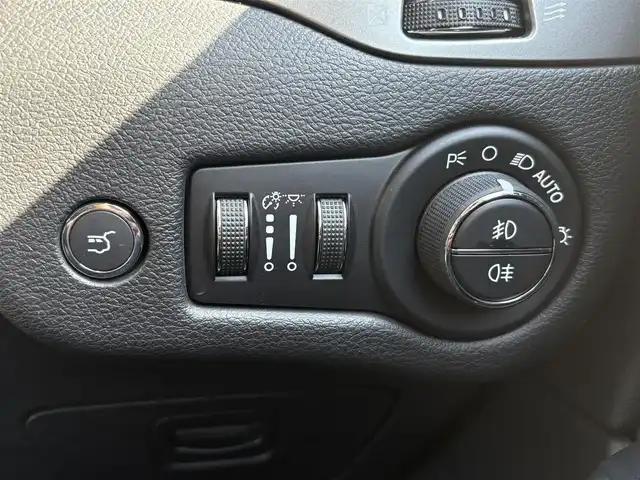 クライスラー・ジープ ジープ チェロキー リミテッド 石川県 2020(令2)年 6万km 白 4WD/純正メモリナビ/　Bluetooth・AM/FM・USB・AUX/フルセグTV/ETC2.0/バックカメラ/前後ドライブレコーダー/アダプティブクルーズコントロール/ルーフレール/パワーシート（D+N席）/シートメモリー/シートヒーター（D＋N席）/エアシート（D＋N席）/パワーバックドア/パドルシフト/ブラインドスポットモニター/アンチロック・ブレーキ・システム/衝突被害軽減システム/横滑り防止装置/前後コーナーセンサー/レーンキープアシスト/盗難防止装置/パーキングアシスト/アイドリングストップ/エアバッグ（W+サイド）/カーテンエアバッグ/LEDヘッドライト/純正アルミホイール/スマートキー/スペアキー×1