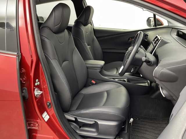 トヨタ プリウス S ツーリングセレクション 新潟県 2016(平28)年 5.7万km エモーショナルレッド 純正9インチメモリナビ/　フルセグTV/Bluetooth/CD/DVD/衝突被害軽減ブレーキ/レーンキープアシスト/クルーズコントロール/レザーシート/前席シートヒーター/ドライブレコーダー/バックモニター/ビルトインETC/オートライト/オートマチックハイビーム/横滑り防止装置/ステアリングスイッチ/禁煙車