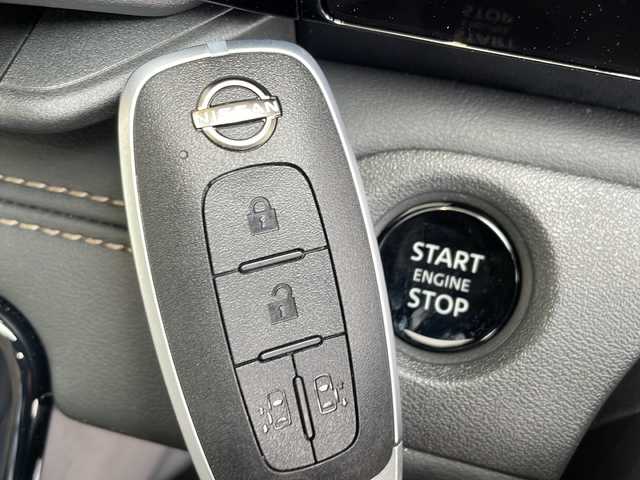 日産 セレナ ハイウェイスター V Vセレクション 愛知県 2024(令6)年 0.3万km プリズムホワイト プロパイロット/衝突軽減システム/純正９型SDナビ/全方位カメラ両側パワースライドドア/クルーズコントロール/フルセグ/Bluetooth/バックカメラ/コーナーセンサー/純正アルミホイール/ブラインドスポットモニター/LEDヘッドライト/パドルシフト/インテリジェントミラー/リアオートエアコン/オートマチックハイビーム/ドライブレコーダー/ETC/ステアリングスイッチ/スマートキー/プッシュスタート