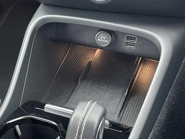 ボルボ ＸＣ４０ B4 AWD Rデザイン 東京都 2021(令3)年 3.4万km オニキスブラックP 純正ナビ/フルセグＴＶ/３６０°カメラ/harman/kardonサウンド/ハーフレザーシート/シートヒーター/前後ドラレコ/ワイヤレス充電/パワーバックドア/ACC/BSM/レーンキープ
