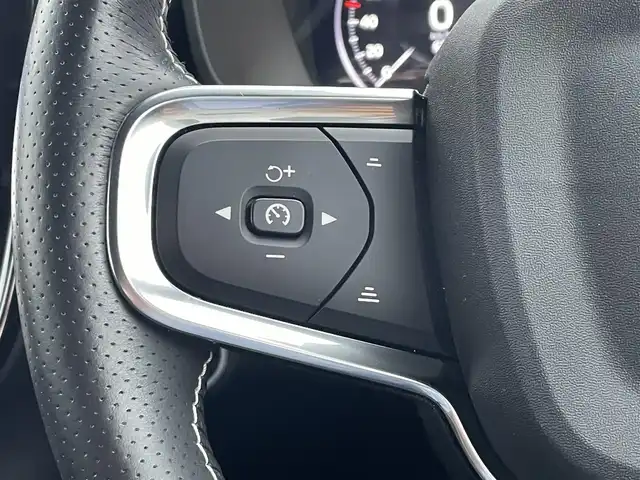 ボルボ ＸＣ４０ B4 AWD Rデザイン 東京都 2021(令3)年 3.4万km オニキスブラックP 純正ナビ/フルセグＴＶ/３６０°カメラ/harman/kardonサウンド/ハーフレザーシート/シートヒーター/前後ドラレコ/ワイヤレス充電/パワーバックドア/ACC/BSM/レーンキープ