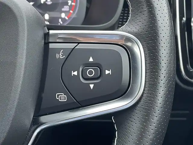 ボルボ ＸＣ４０ B4 AWD Rデザイン 東京都 2021(令3)年 3.4万km オニキスブラックP 純正ナビ/フルセグＴＶ/３６０°カメラ/harman/kardonサウンド/ハーフレザーシート/シートヒーター/前後ドラレコ/ワイヤレス充電/パワーバックドア/ACC/BSM/レーンキープ