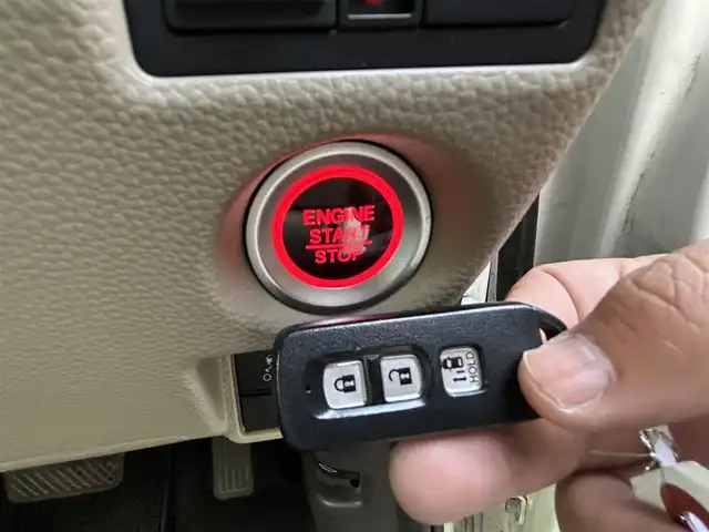 ホンダ Ｎ ＢＯＸ G L ホンダセンシング 岡山県 2018(平30)年 8.4万km プラチナホワイトパール (株)IDOMが運営する【じしゃロン岡山店】の自社ローン専用車両になります。こちらは現金またはオートローンご利用時の価格です。自社ローンご希望の方は別途その旨お申付け下さい/・社外ナビ/・バックカメラ/・片側パワースライドドア/・ETC/・クルーズコントロール有/・スマートキー/・前方ドラレコ/・横滑り防止機能/・レーンキープアシスタント