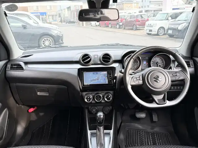 スズキ スイフト HYBRID RS 新潟県 2017(平29)年 11.3万km スーパーブラックパール (株)IDOMが運営する【じしゃロン新潟店】の自社ローン対象車両になります。/こちらは現金ご利用時の価格です。自社ローンご希望の方は別途その旨お申付け下さい。/プッシュスタート/スマートキー/スペアキー１本/社外ナビ/フルセグテレビ(走行時視聴可能)/Bluetooth接続可能/CD、DVD、AM、FM視聴可能/バックカメラ/レーダークルーズコントロール/ETC/シートヒーター(D席)/純正AW/本革巻きステアリング/純正LEDヘッドランプ